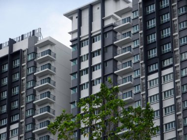 Kuala Lumpur, Malezya-20 Haziran 2017: modern cephe tasarımı ile yüksek doğmak konut daire bina. Daire konut popüler kentsel alanda özellikle Malezya. 