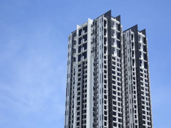 Kuala Lumpur, Malezya-20 Haziran 2017: modern cephe tasarımı ile yüksek doğmak konut daire bina. Daire konut popüler kentsel alanda özellikle Malezya. 