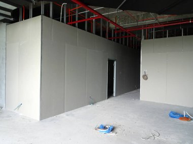 Kuala Lumpur, Malezya-12 Nisan 2018: Drywall yükleme yapım aşamasında şantiyede inşaat işçileri tarafından. Bölüm için bir iç duvar yapmanın en kolay ve en ucuz yolu olduğunu. 