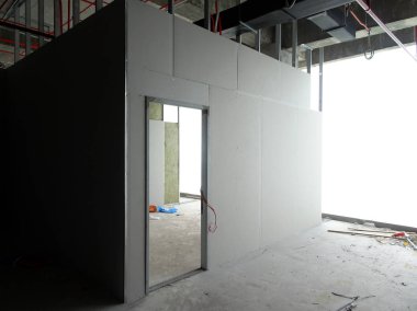 Kuala Lumpur, Malezya-12 Nisan 2018: Drywall yükleme yapım aşamasında şantiyede inşaat işçileri tarafından. Bölüm için bir iç duvar yapmanın en kolay ve en ucuz yolu olduğunu. 