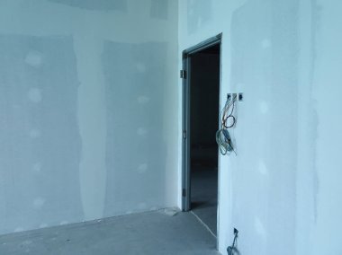 Kuala Lumpur, Malezya-12 Nisan 2018: Drywall yükleme yapım aşamasında şantiyede inşaat işçileri tarafından. Bölüm için bir iç duvar yapmanın en kolay ve en ucuz yolu olduğunu. 