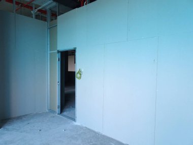 Kuala Lumpur, Malezya-12 Nisan 2018: Drywall yükleme yapım aşamasında şantiyede inşaat işçileri tarafından. Bölüm için bir iç duvar yapmanın en kolay ve en ucuz yolu olduğunu. 