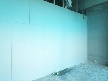 Kuala Lumpur, Malezya-12 Nisan 2018: Drywall yükleme yapım aşamasında şantiyede inşaat işçileri tarafından. Bölüm için bir iç duvar yapmanın en kolay ve en ucuz yolu olduğunu. 