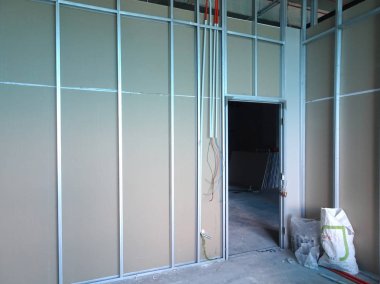 Kuala Lumpur, Malezya-12 Nisan 2018: Drywall yükleme yapım aşamasında şantiyede inşaat işçileri tarafından. Bölüm için bir iç duvar yapmanın en kolay ve en ucuz yolu olduğunu. 