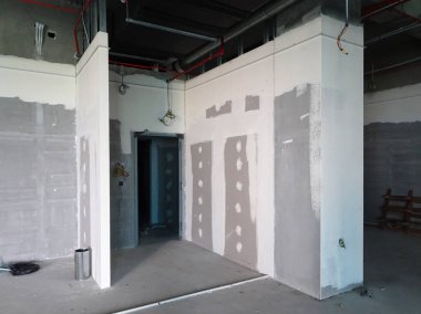Kuala Lumpur, Malezya-12 Nisan 2018: Drywall yükleme yapım aşamasında şantiyede inşaat işçileri tarafından. Bölüm için bir iç duvar yapmanın en kolay ve en ucuz yolu olduğunu. 
