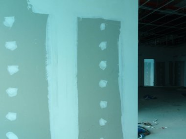 Kuala Lumpur, Malezya-12 Nisan 2018: Drywall yükleme yapım aşamasında şantiyede inşaat işçileri tarafından. Bölüm için bir iç duvar yapmanın en kolay ve en ucuz yolu olduğunu. 