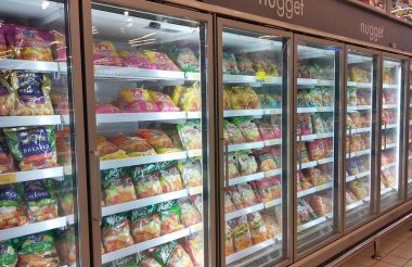 Kuala Lumpur, Malezya-10 Mayıs 2018: paketlenmiş işlenmiş gıda süpermarket büyük soğuk soğutucu düzenlenmiştir. Kategoriler ve markalar tarafından düzenlenmiş 