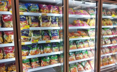 Kuala Lumpur, Malezya-10 Mayıs 2018: paketlenmiş işlenmiş gıda süpermarket büyük soğuk soğutucu düzenlenmiştir. Kategoriler ve markalar tarafından düzenlenmiş 