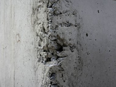 Yeni taze beton yüzeyine Bal tarak sorun ve göstererek takviye bar içinde. Sorun beton gücünü zayıflatmak. 