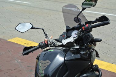 Kuala Lumpur, Malezya-24 Mart 2018: motosiklet kolu, hız göstergesi, kilometre sayacı ve diğer önemli motosiklet göstergesi. Bir binici kolay görüntüleme için ön panelde yer alan bilgileri.