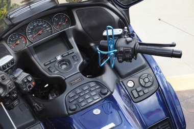 Kuala Lumpur, Malezya-24 Mart 2018: motosiklet kolu, hız göstergesi, kilometre sayacı ve diğer önemli motosiklet göstergesi. Bir binici kolay görüntüleme için ön panelde yer alan bilgileri.