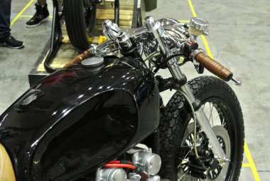 Kuala Lumpur, Malezya-24 Mart 2018: motosiklet kolu, hız göstergesi, kilometre sayacı ve diğer önemli motosiklet göstergesi. Bir binici kolay görüntüleme için ön panelde yer alan bilgileri.