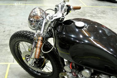 Kuala Lumpur, Malezya-24 Mart 2018: motosiklet kolu, hız göstergesi, kilometre sayacı ve diğer önemli motosiklet göstergesi. Bir binici kolay görüntüleme için ön panelde yer alan bilgileri.