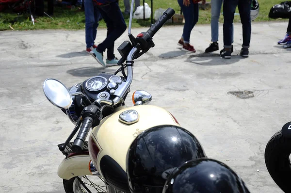 クアラルンプール マレーシア 2018 オートバイのハンドル 速度計 走行距離計 その他重要なバイクのインジケーター 簡単に鑑賞するためのライダーの前面に つのパネルにある情報 — ストック写真