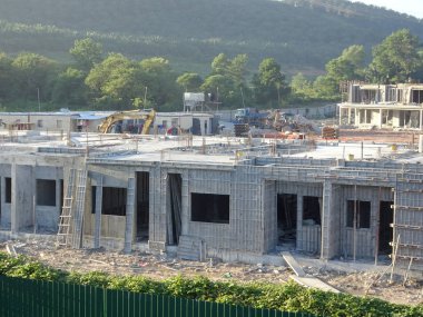 Kuala Lumpur, Malezya-26 Mayıs 2017: Çift Kişilik hikaye lüks teras ev yapım aşamasında Malezya. Modern ve çağdaş tarzı ile mimar tarafından tasarlanmış. Kil tuğla kullanılarak inşa duvar.