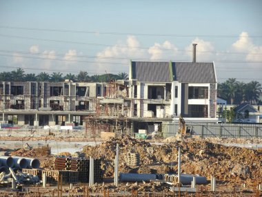 Kuala Lumpur, Malezya-26 Mayıs 2017: Çift Kişilik hikaye lüks teras ev yapım aşamasında Malezya. Modern ve çağdaş tarzı ile mimar tarafından tasarlanmış. Kil tuğla kullanılarak inşa duvar.