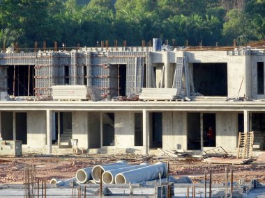 Kuala Lumpur, Malezya-26 Mayıs 2017: Çift Kişilik hikaye lüks teras ev yapım aşamasında Malezya. Modern ve çağdaş tarzı ile mimar tarafından tasarlanmış. Kil tuğla kullanılarak inşa duvar.