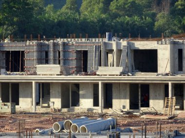 Kuala Lumpur, Malezya-26 Mayıs 2017: Çift Kişilik hikaye lüks teras ev yapım aşamasında Malezya. Modern ve çağdaş tarzı ile mimar tarafından tasarlanmış. Kil tuğla kullanılarak inşa duvar.