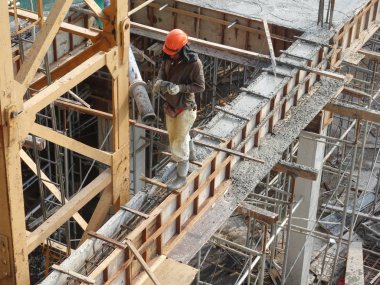 Kuala Lumpur, Malezya-12 Aralık 2016: ıslak beton kalıp olarak ahşap formu çalışmalarında sertleşmesine izin verilir. Kereste formu iş gibi sökünüz beton sertleştirilmiş sonra. 