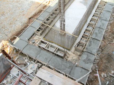 Kuala Lumpur, Malezya-12 Aralık 2016: ıslak beton kalıp olarak ahşap formu çalışmalarında sertleşmesine izin verilir. Kereste formu iş gibi sökünüz beton sertleştirilmiş sonra. 