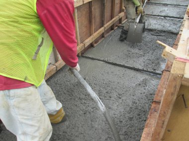 Kuala Lumpur, Malezya-12 Aralık 2016: ıslak beton kalıp olarak ahşap formu çalışmalarında sertleşmesine izin verilir. Kereste formu iş gibi sökünüz beton sertleştirilmiş sonra. 