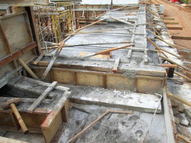 Kuala Lumpur, Malezya-12 Aralık 2016: ıslak beton kalıp olarak ahşap formu çalışmalarında sertleşmesine izin verilir. Kereste formu iş gibi sökünüz beton sertleştirilmiş sonra. 