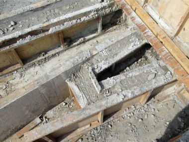 Kuala Lumpur, Malezya-12 Aralık 2016: ıslak beton kalıp olarak ahşap formu çalışmalarında sertleşmesine izin verilir. Kereste formu iş gibi sökünüz beton sertleştirilmiş sonra. 