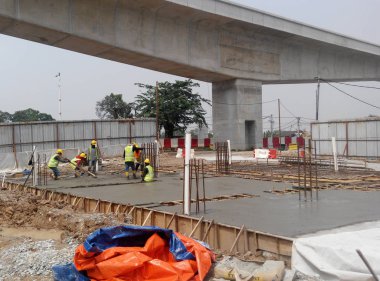 Kuala Lumpur, Malezya-12 Aralık 2016: ıslak beton kalıp olarak ahşap formu çalışmalarında sertleşmesine izin verilir. Kereste formu iş gibi sökünüz beton sertleştirilmiş sonra. 