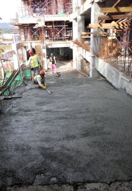 Kuala Lumpur, Malezya-12 Aralık 2016: ıslak beton kalıp olarak ahşap formu çalışmalarında sertleşmesine izin verilir. Kereste formu iş gibi sökünüz beton sertleştirilmiş sonra. 