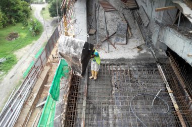 Kuala Lumpur, Malezya-12 Aralık 2016: ıslak beton kalıp olarak ahşap formu çalışmalarında sertleşmesine izin verilir. Kereste formu iş gibi sökünüz beton sertleştirilmiş sonra. 