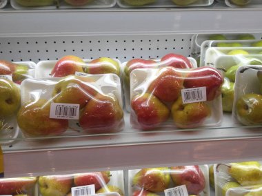 Kuala Lumpur, Malezya-10 Mayıs 2018: meyve Paketli sarılmış ve bir süpermarket raf düzenlenmiş plastik. 