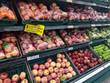 Kuala Lumpur, Malezya-10 Mayıs 2018: meyve Paketli sarılmış ve bir süpermarket raf düzenlenmiş plastik. 