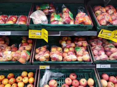 Kuala Lumpur, Malezya-10 Mayıs 2018: meyve Paketli sarılmış ve bir süpermarket raf düzenlenmiş plastik. 