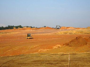 Kuala Lumpur, Malezya-07 Temmuz 2017: ağır makine Hafriyat inşaat sahasında yapıyor. Works gerekli düzeyi almak bina inşaat başlamadan önce yürütülen. 