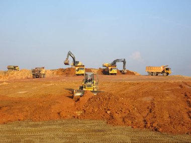 Kuala Lumpur, Malezya-07 Temmuz 2017: ağır makine Hafriyat inşaat sahasında yapıyor. Works gerekli düzeyi almak bina inşaat başlamadan önce yürütülen. 