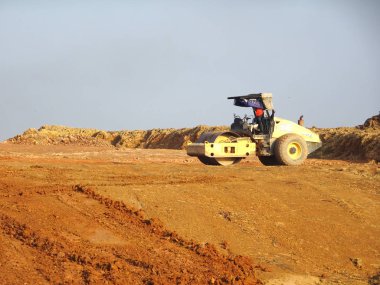 Kuala Lumpur, Malezya-07 Temmuz 2017: ağır makine Hafriyat inşaat sahasında yapıyor. Works gerekli düzeyi almak bina inşaat başlamadan önce yürütülen. 
