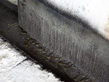 Kuala Lumpur, Malezya-25 Mayıs 2018: Betonarme döşeme üzerine inşaat işçileri tarafından uygulanan mambrane su yalıtımı. Su betonarme döşeme altına girmesini önlemek için su yalıtım katmanı.   