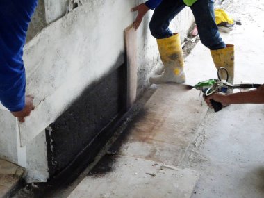Kuala Lumpur, Malezya-25 Mayıs 2018: Betonarme döşeme üzerine inşaat işçileri tarafından uygulanan mambrane su yalıtımı. Su betonarme döşeme altına girmesini önlemek için su yalıtım katmanı.   