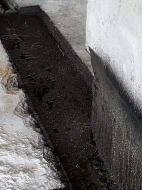 Kuala Lumpur, Malezya-25 Mayıs 2018: Betonarme döşeme üzerine inşaat işçileri tarafından uygulanan mambrane su yalıtımı. Su betonarme döşeme altına girmesini önlemek için su yalıtım katmanı.   