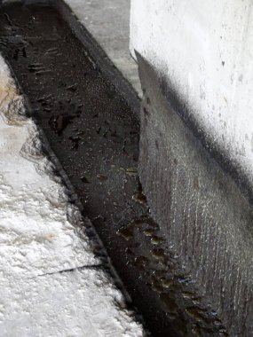 Kuala Lumpur, Malezya-25 Mayıs 2018: Betonarme döşeme üzerine inşaat işçileri tarafından uygulanan mambrane su yalıtımı. Su betonarme döşeme altına girmesini önlemek için su yalıtım katmanı.   