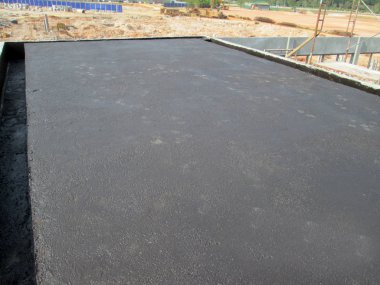 Kuala Lumpur, Malezya-25 Mayıs 2018: Betonarme döşeme üzerine inşaat işçileri tarafından uygulanan mambrane su yalıtımı. Su betonarme döşeme altına girmesini önlemek için su yalıtım katmanı.   