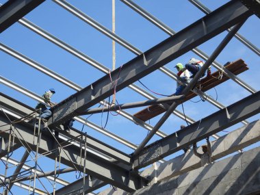 Kuala Lumpur, Malezya-7 Mart 2017: Metal çatı makasları inşaat işçileri tarafından yüklü. Metal çatı sayfası desteklemek için kullanılan metal kafesler. 