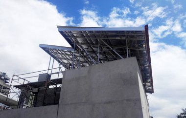Kuala Lumpur, Malezya-7 Mart 2017: Metal çatı makasları inşaat işçileri tarafından yüklü. Metal çatı sayfası desteklemek için kullanılan metal kafesler. 