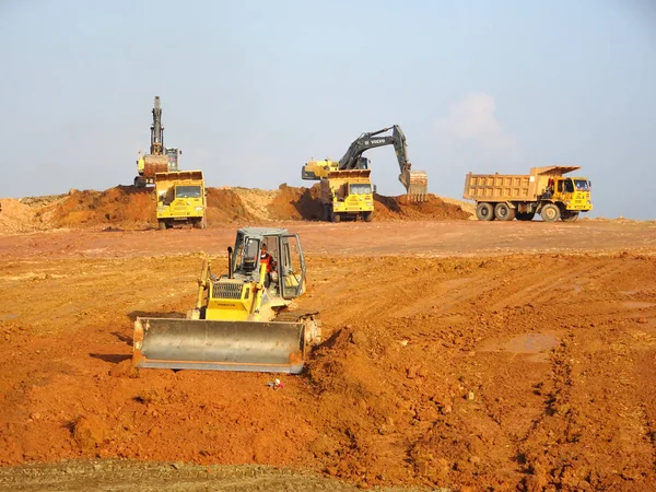 吉隆坡 马来西亚 2017年7月07日 重型机械在工地土方 建筑施工前进行的工程开始达到要求的水平 — 图库照片