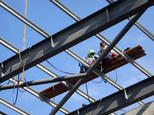 吉隆坡 马来西亚 2017年3月7日 建筑工人安装金属屋顶桁架 金属桁架用于支撑金属屋面板 — 图库照片