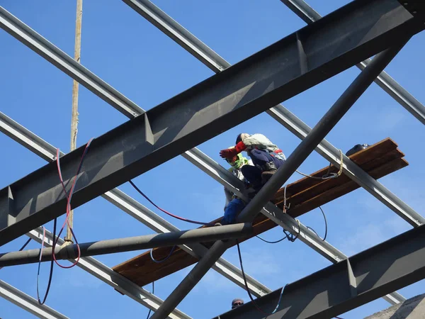 吉隆坡 马来西亚 2017年3月7日 建筑工人安装金属屋顶桁架 金属桁架用于支撑金属屋面板 — 图库照片