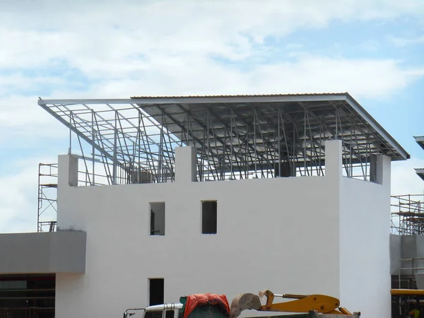 Kuala Lumpur, Malezya-7 Mart 2017: Metal çatı makasları inşaat işçileri tarafından yüklü. Metal çatı sayfası desteklemek için kullanılan metal kafesler. 