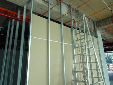 Kuala Lumpur, Malezya-12 Nisan 2018: Drywall yükleme yapım aşamasında şantiyede inşaat işçileri tarafından. Bölüm için bir iç duvar yapmanın en kolay ve en ucuz yolu olduğunu. 