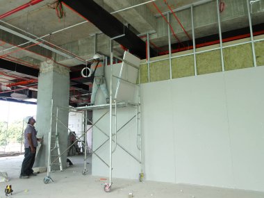 Kuala Lumpur, Malezya-12 Nisan 2018: Drywall yükleme yapım aşamasında şantiyede inşaat işçileri tarafından. Bölüm için bir iç duvar yapmanın en kolay ve en ucuz yolu olduğunu. 
