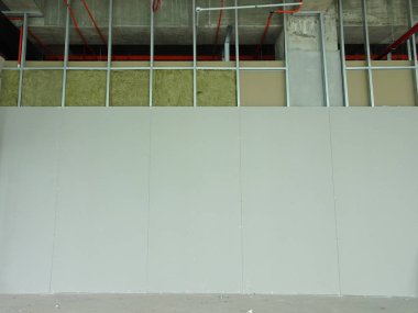 Kuala Lumpur, Malezya-12 Nisan 2018: Drywall yükleme yapım aşamasında şantiyede inşaat işçileri tarafından. Bölüm için bir iç duvar yapmanın en kolay ve en ucuz yolu olduğunu. 